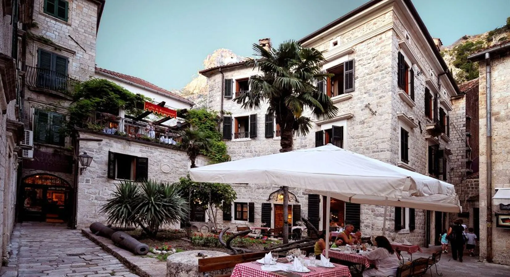 Restaurant terrace evening — Hotel Monte Cristo